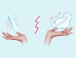 Imagem de duas mãos com um tampão à esquerda e um penso à direita. A imagem ilustra os diferentes benefícios destes produtos de proteção.